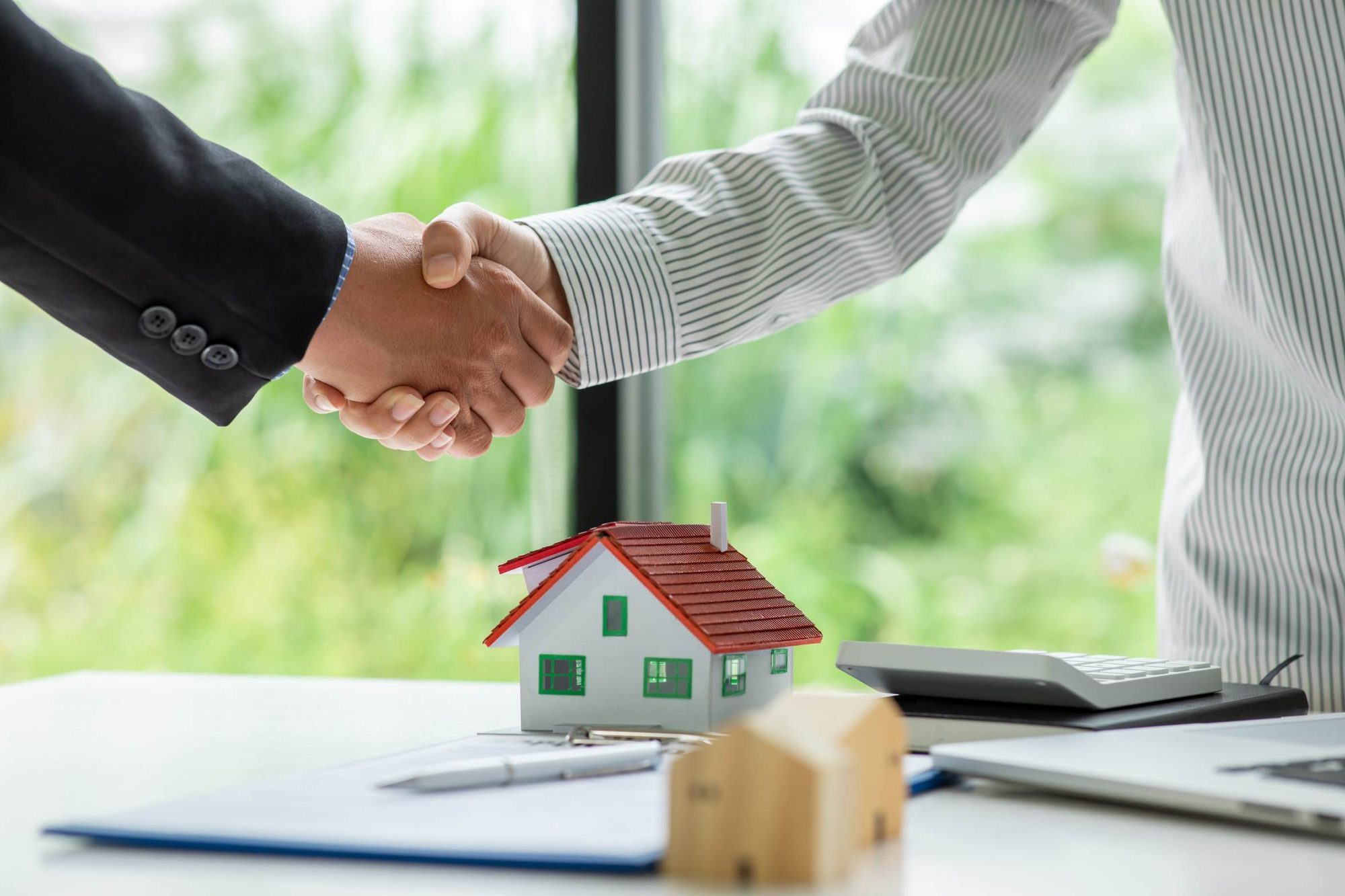 Handschlag nach erfolgreichem Immobilienabschluss