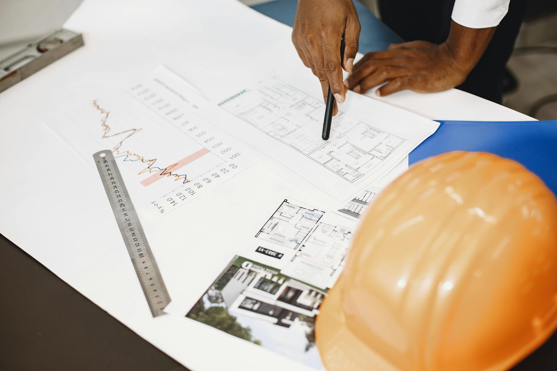 Baupläne und Projektplanung mit Bauhelm